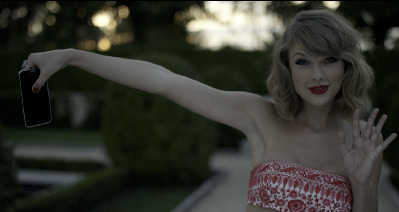 Taylor Swift in the Blank Space music video, holding the phone Justin handed to Joseph Kahn on set.